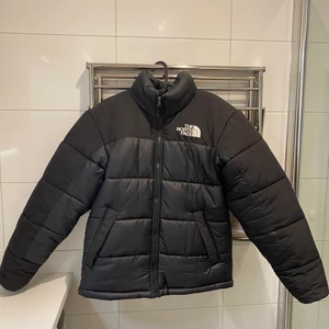 The North Face jacka - Säljer min Mens The North Face Hmlyn Insulated jacka i strl. XS. Köpte den i oktober förra året på Junkyard, så den är inte ens ett år gammal. Nypris: 2399kr. Vill ni ha fler bilder är det bara att hojta 🫶🏼 (Pris kan diskuteras)
