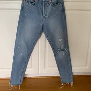 Ett par näst intill oanvända Levis jeans. Jeansen är i storlek 27 och har slitningar. Dessa byxor passar bra på mig som är en 34/36 i vanliga fall💕 