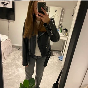 Skinnjacka - Säljer denhär oanvända skinnjackan från zara👌🏻bilderna är från tjejen ja köpte den av