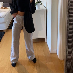 Esprit linnebyxor  - Säljer ett par esprit linnebyxor i storlek 36. Har klippt upp sonen längst ned så dem är långa för mig som är ca 170, ser inte konstigt ut utan snälter in i byxan. Köpta för  700kr. Budgivning 