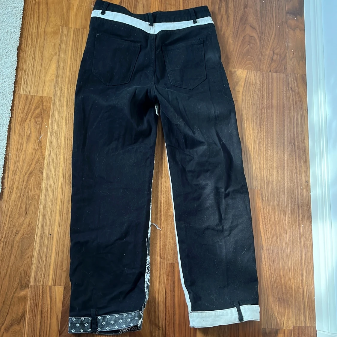 Byxor i svart och vit. Storlek M - 90