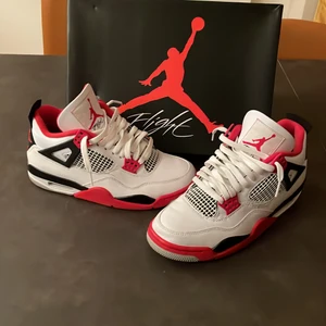 Jordan 4 fire red - Jag säljer mina jordan 4s mycket fint skick. Använda 4 gånger och säljes på grund av att dom blivit för små. Köparen står för frakt.  Storlek 40,5     Pris kan diskuteras