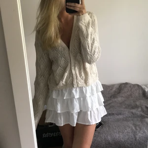 Virkad tröja  - Beige virkad tröja från lindex, i storlek L men tycker den sitter snyggt oversized på mig som är S. I fint skick, frakt ligger på 51kr ❤️