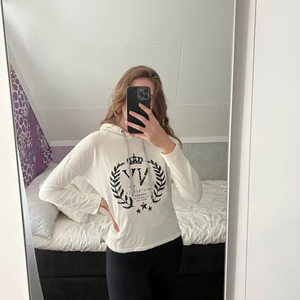 Gina Tricot | Luvtröja med tryck - Passform: Normal. Detaljer: Luvtröja med marinblått tryck. Referens: Jag är 1,80 m, och tröjan är lite för liten för mig i min smak.