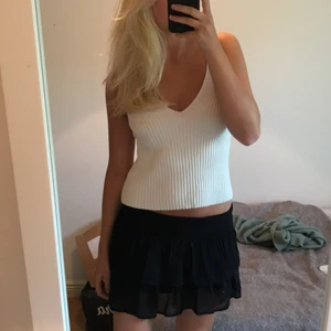 Stickat linne - Ribbat linne från H&M, helt nytt och endast  använd en gång. Storlek M men passar även S, frakten kostar 45kr 😊