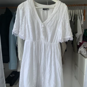 Sommarklänning - En jättefin vit klänning från Kappahl, andvänd få gånger. Köpt för ungefär ett år sedan. Storlek xs men passar bättre på S. Nypris- 499kr 💕