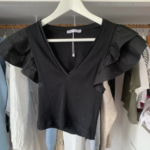 Zara topp  - Säljer denna söta topp från Zara, aldrig andvänd. Nyskick! 💕