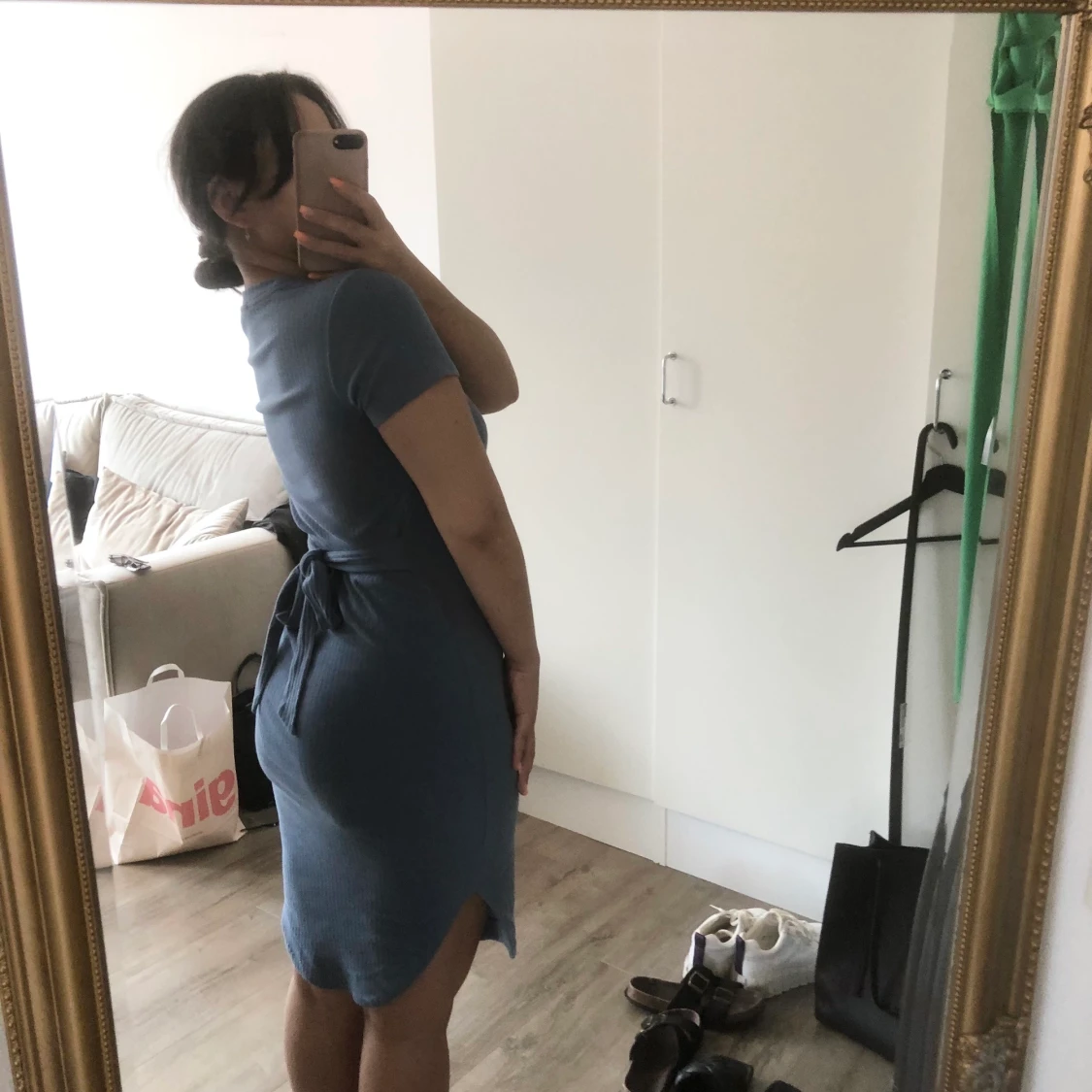 Blå finstickad klänning