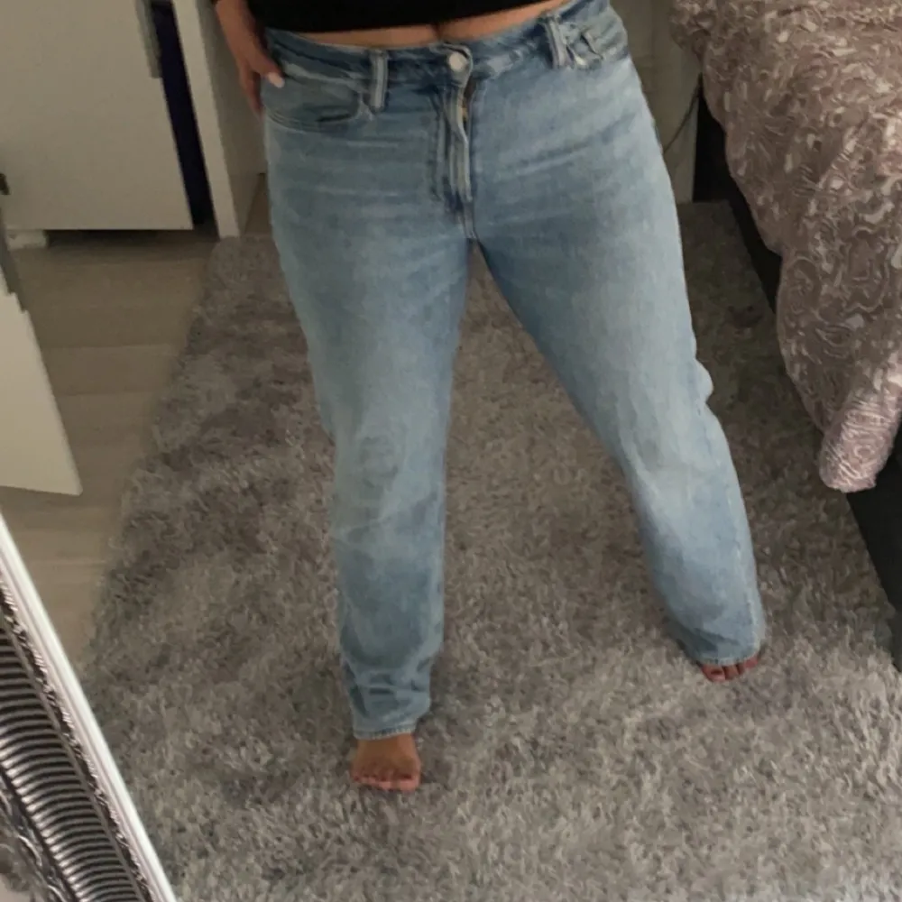 Fina jeans kill modell men sitter lika snyggt tjejer 💗 använda 2 gånger . Jeans & Byxor.
