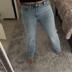 Weekday jeans  - Fina jeans kill modell men sitter lika snyggt tjejer 💗 använda 2 gånger 