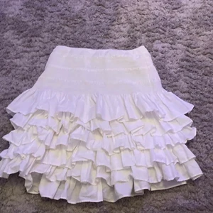 Vit kjol  - Kjol från hm i bra skick💓 säljer då jag behöver pengar, skriv privat för fler bilder, passar xs-m ockås då den är stretchig