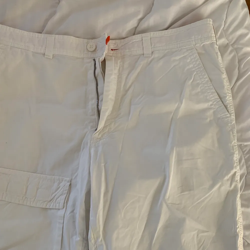 Cargo shorts från hugo boss, ej kommit till användning. köpta på secondhand. köparen står för frakten❤️. Shorts.