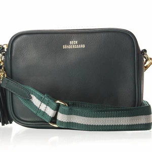 Becksöndergaard väska, Lullo Rua Leather shoulder bag!  - Använd fåtal gånger, köpt för 1200! Supersnygg grön. Band kommer med, samma som på bilden. Köparen står för frakten. Pris kan diskuteras! 