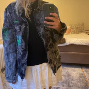 Jeansjacka med graffiti🖤✨ - Supersnygg och cool jeansjacka med graffititryck. Från Zara man i storlek M. Köptes för något år sedan men använd enbart 1 gång. Finns inte längre på hemsidan!💙