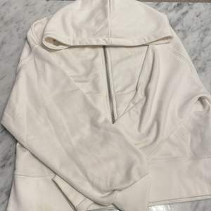 Super fin zip up hoodie från zara❤️ använd fåtal gånger! säljer pga kommer inte till användning💕 