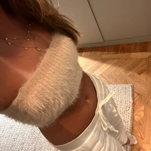 Topp - Säljer denna gulliga topp då den inte kommer till användning! Den har band, se bild 3, men jag brukar vika ner dem. Frakt tillkommer