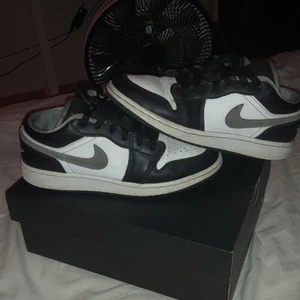 Jordan - Hej alla jag säljer mina jordans. Jag skulle säga att det är i bra skick. Skorna är cresade. Man får med sig en Jordan kartong.