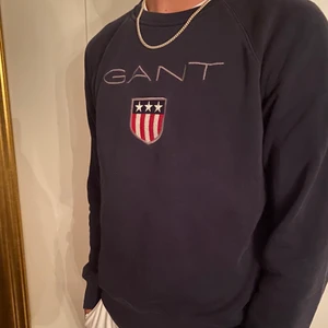 mörkblå Gant collegetröja - Mörkblå collegetröja från Gant. Strl M passar som S/M. Herrmodell. Inga tydliga defekter🤍 originalpris: 899kr