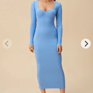 Adoore klänning  - Oanvänd adoore klänning! Köpte klänningen i våras men har tyvärr inte fått användningen av klänningen! Därav säljer jag den, den är i storlek 38 jag har vanligt vis 34/36! Älskar passformen och färgen på klänningen! Prislapp samt lappen  som står för att den inte är använd är kvar på klänningen såklart! 😊 nypris 1295 mitt pris 1195! 