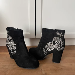 Höst klackar - Materialet är typ en mocka variant med blommor broderat på.