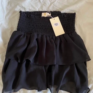 Chelsea kjol - Säljer nu denna trendiga Chelsea kjol 💓 Storlek XS men passar S & M då den är stretchig! Köpte här på plick och det är från den annonsen första bilden är 👍🏼