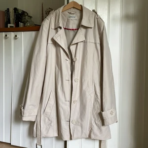 kort trench - Kort beige trenchcoat köpt på plick! Vintage, jättefint skick. Tunt material och innerfickor.