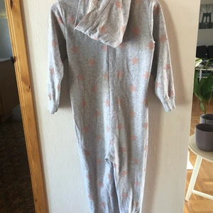 Onepiece  - En grå Onepiece men rosa stjärnor på i stl 134-140. 