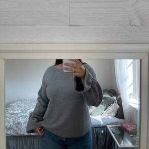 Fin grå tröja från french connection men ”volangarmar”. Använd runt 5 gånger. 