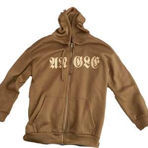 Säljer denna zip up hoodies som jag inte använder längre 😊 Lite nopprig. Köpare står för frakten!♥️