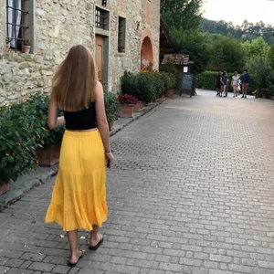 Gul långkjol gina tricot - Gul kjol ifrån gina tricot. Fint skick! Stl S. Köparen står för frakten 