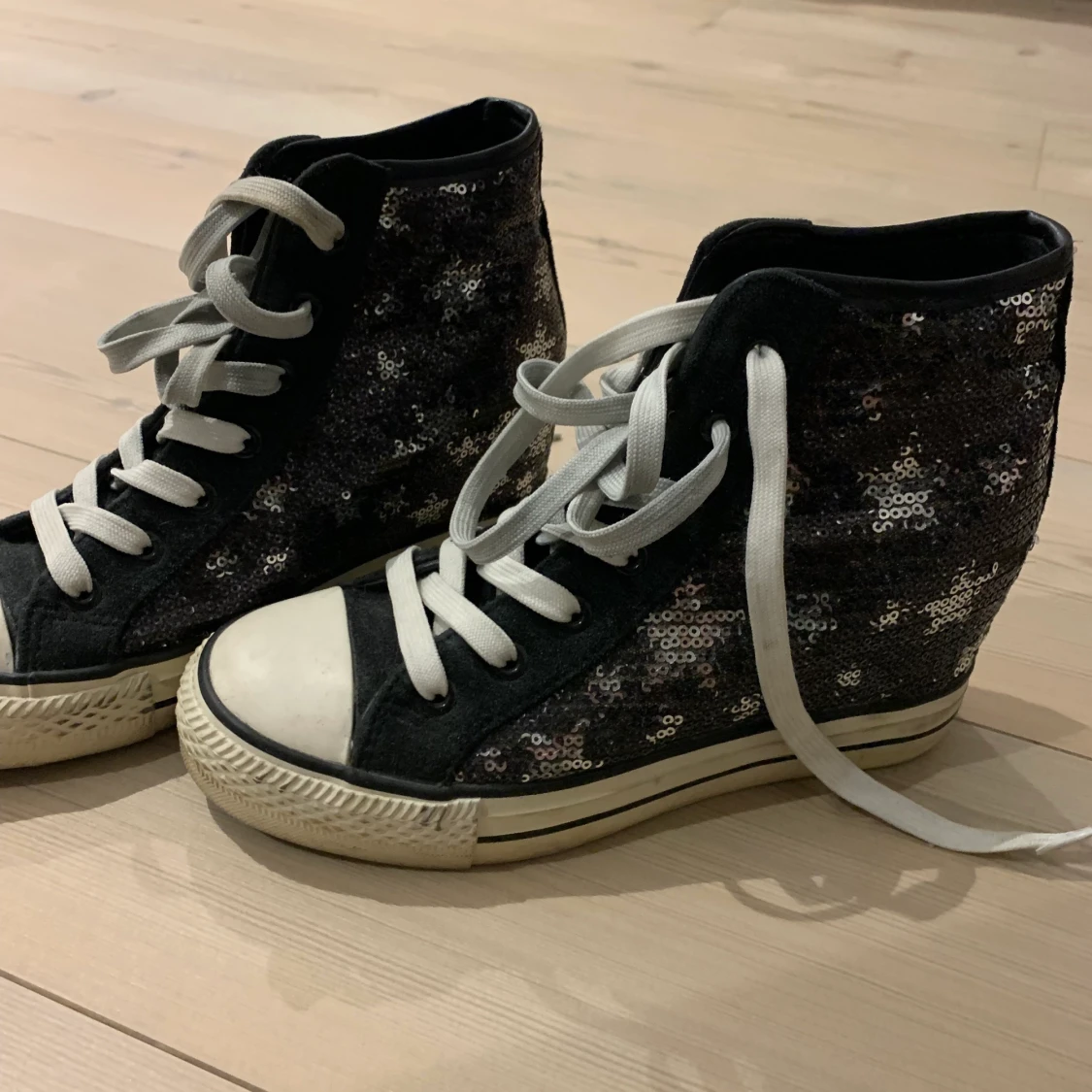 converseliknande skor m stjärnor