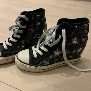 converseliknande skor m stjärnor - skor med stjärnor på som liknar converse! de är köpta secondhand och är nog rätt gamla som märks på slitningar (bild 2). !!det är kilklack i som jag visar i bild 3!! står ingen storlek men passar mig med st 37. passar nog 38 också!