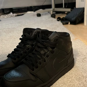 Jordan 1 svarta storlek 40.5 - Dom är köpta från restook och då ja råkade beställa för stor storlek. Äkta så klart och använda knappt 2 gånger.