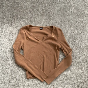 Ljusbrun kort tröja från Gina trico  - Andvänd ett fåtal ggr 