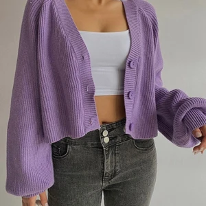 H&M - Lurvig kofta - Lilla  - Jättevarmt och bekväm kofta i färgen lilla som Passar bra för kalla vinterdagar. 