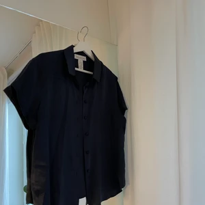 Silkes skjorta  - Mycket skön kortärmad skjorta i 100% silke. Frakt tillkommer