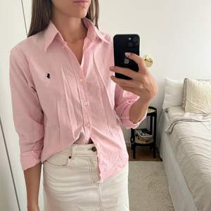 Så fin rosa skjorta från Ralph Lauren. Jättefint skick, storlek L för barn men passar en s-m vuxen också.