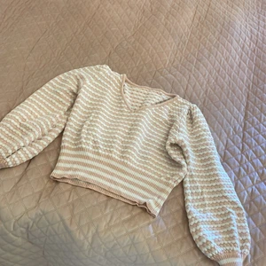 Stickad tröja - En rosa/vit tröja.  Storlek: XS/S