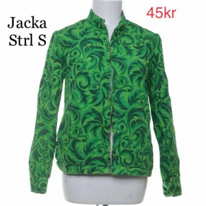 Grön skön retrojacka strl S/36 - Retrojacka strl 36/S.   Grön med retromönster.   Rök- djurfritt hem.  Skickar inom en vecka efter mottagen betalning. 