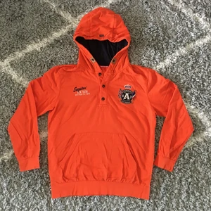 Ask Enquired Hoodie - färg: orange 💘  Jag köpte den för runt 800 kr 💌