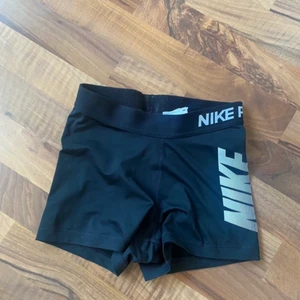 Nike shorts  - Träningsshorts från Nike.  Fler bilder kan skickas vid önskemål, storlek xs🌸 kan frakta men även mötas upp i Stockholm.
