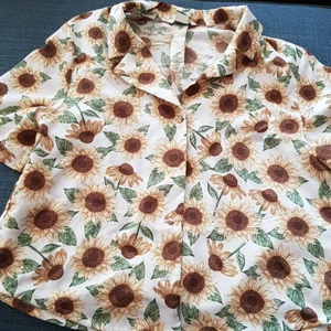 Blus från monki - En blus från monki med solrosor på💗