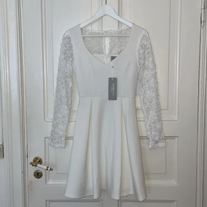 Klänning från Moments - Jag köpte den här klänningen till studenten 2021 men använde den aldrig. Jag minns inte priset men på Bubbleroom kostar den nu 899 kr. Det är en jättefin klänning men säljer den då jag aldrig kommer ha användning för den 💘🤍