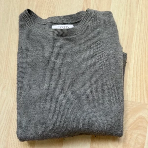 Grå tröja från zara i storlek 11-12/152cm - Grå tröja från zara i storlek 11-12/152cm. Även fast tröjan är i barnstorlek passar den för de som har xs i strl. Köparen står för frakt💕