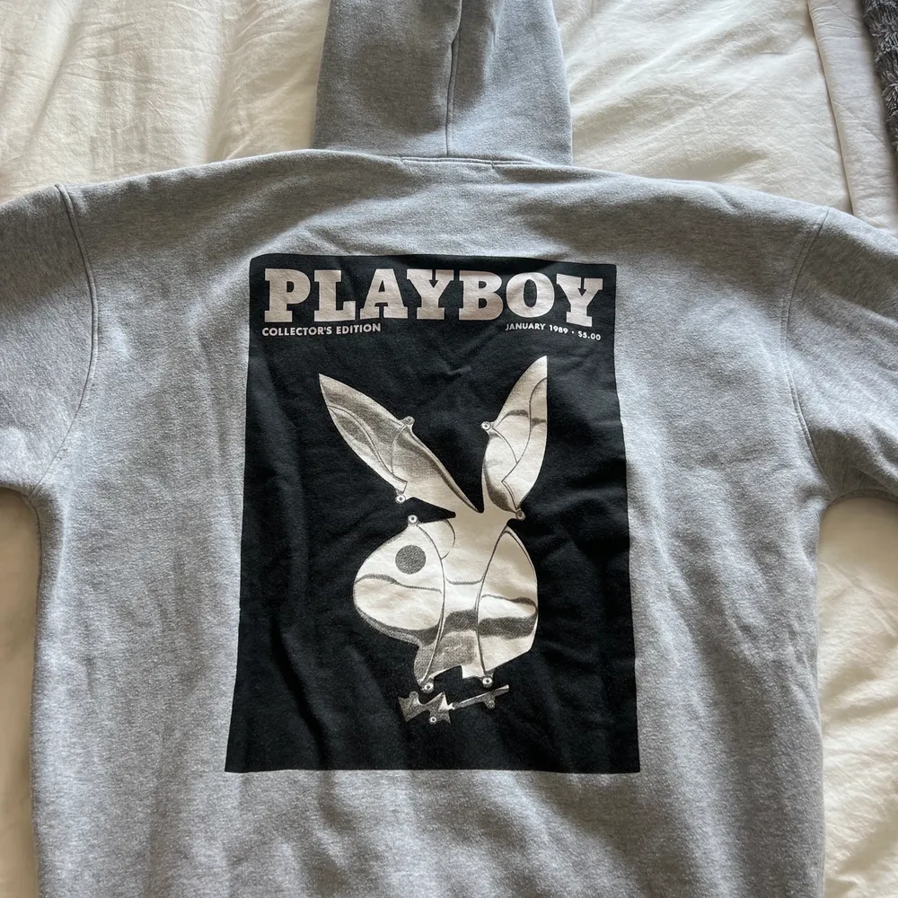 Grå Playboy hoodie så stor o mysig, sparsamt använd. Hoodies.
