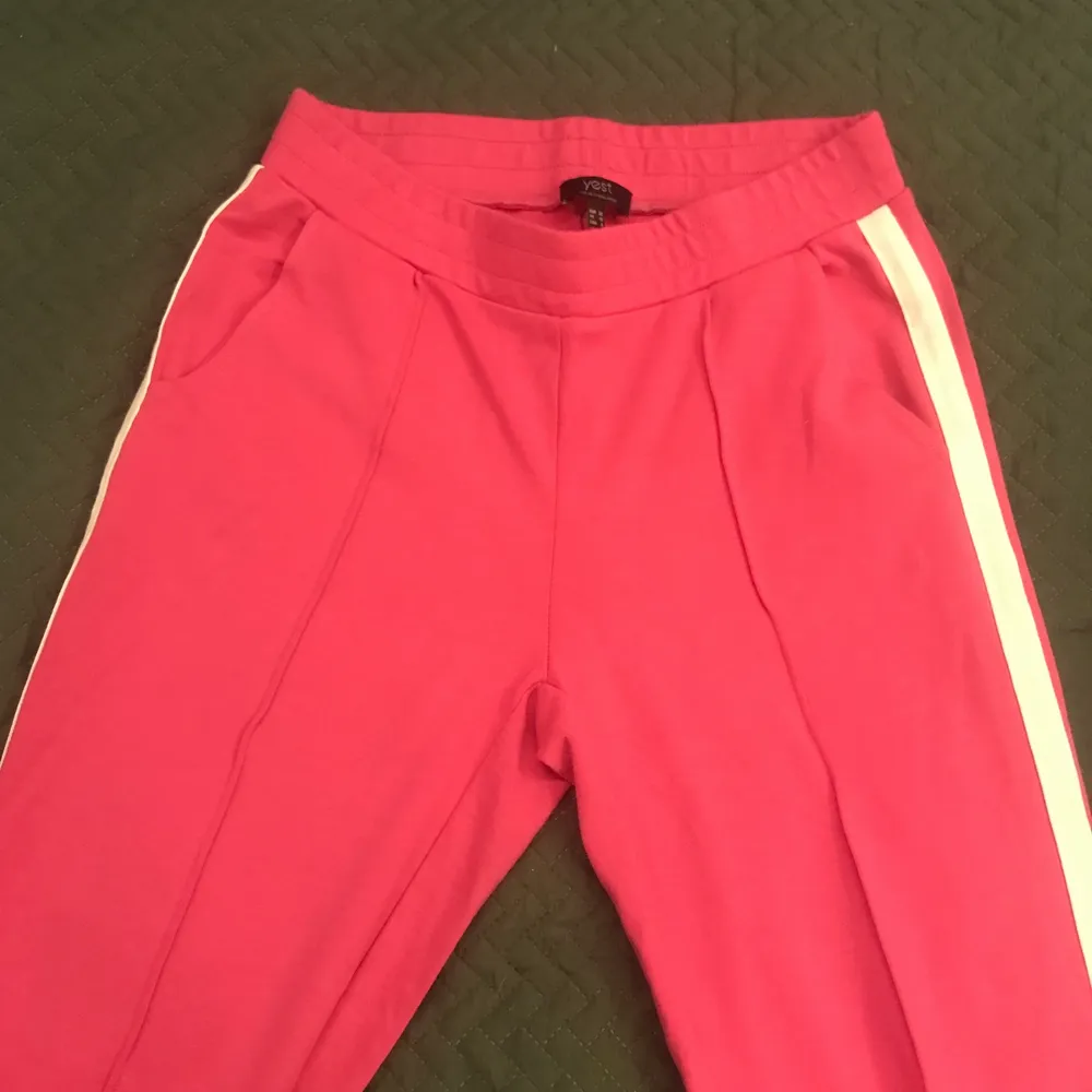 Snygga rosa byxor i fint skick! Materialet är super skönt och de sitter nästan på som kostymbyxor! Säljes då de inte används längre tyvärr! Pris kan diskuteras!❤️ . Jeans & Byxor.