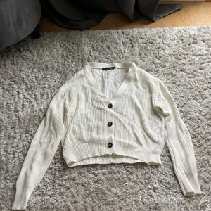 Stickade tröjor - Första är från lager 157 strl M 50 kr. De andra två är från H&M 50 kr St. Alla tre för 120 kr 