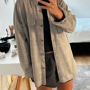 Stradivarius flanell skjorta - Jättesnygg flanellskjorta från stradivarius storlek s!!❤️‍🔥perfekt för hösten!! Den är i bra skick och säljer för att den inte riktigt är min stil och inte används.