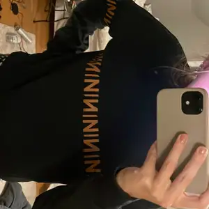 Säljer denna sweatshirt från na-kd, har en super fin passform 💕 aldrig använd 