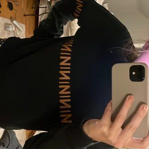 Sweatshirt  - Säljer denna sweatshirt från na-kd, har en super fin passform 💕 aldrig använd 